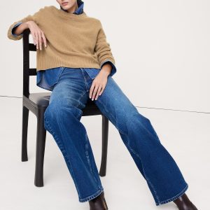 Midweight Cashmere Crew-Neck Sweater